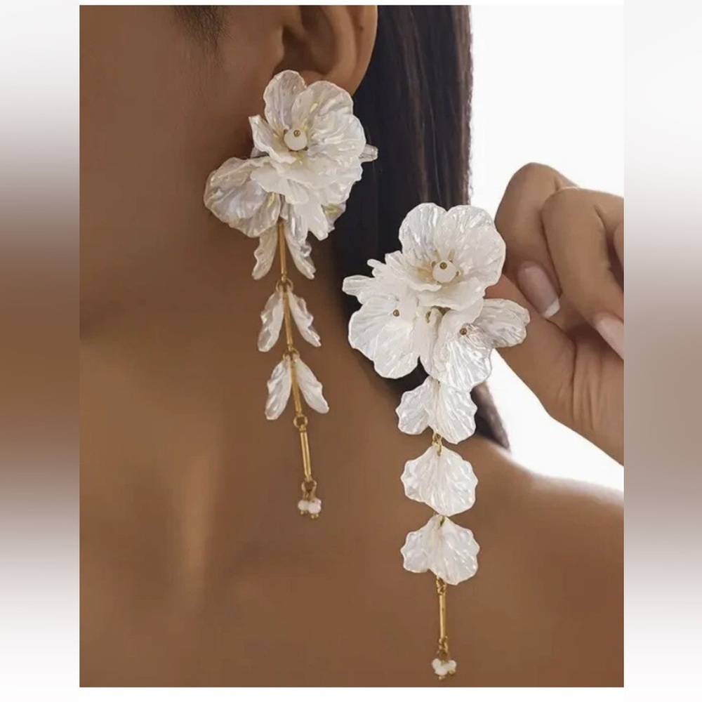 ZARA EARRINGS Cascading flowers wedding special oversized creamy white - Picture 3 of 3
